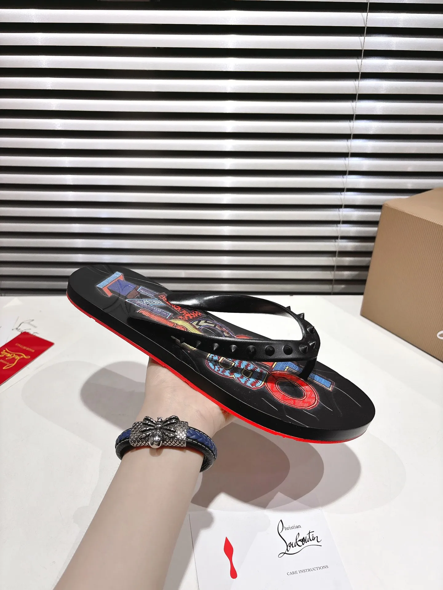 👟👟Ex-factory price 300👟👟 ╔Flip-flops black print╗ (yellow box packaging) ·Top version customization·2025𝐬𝐬 𝑪𝒉𝒓𝒊𝒔𝒕𝒊𝒂𝒏 𝑳𝒐𝒖𝒃𝒐𝒖𝒕𝒊𝒏 ▪️No matter the last shape, fabric, diamonds, nails, lining, outsole, they are as close as possible to ZP... ▪️The original sole is specially provided by the original factory ▪️The lining is imported water-dyed cowhide ▪️Private customization time is about 3-7 days —————— Size: Men's 37M-46M